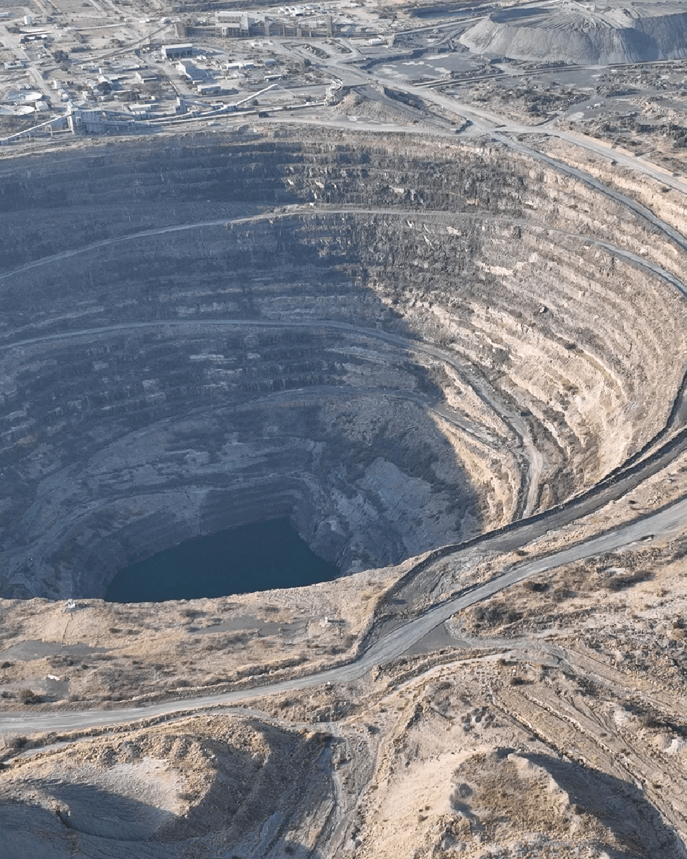 Luftfoto af en stor mineudgravning.