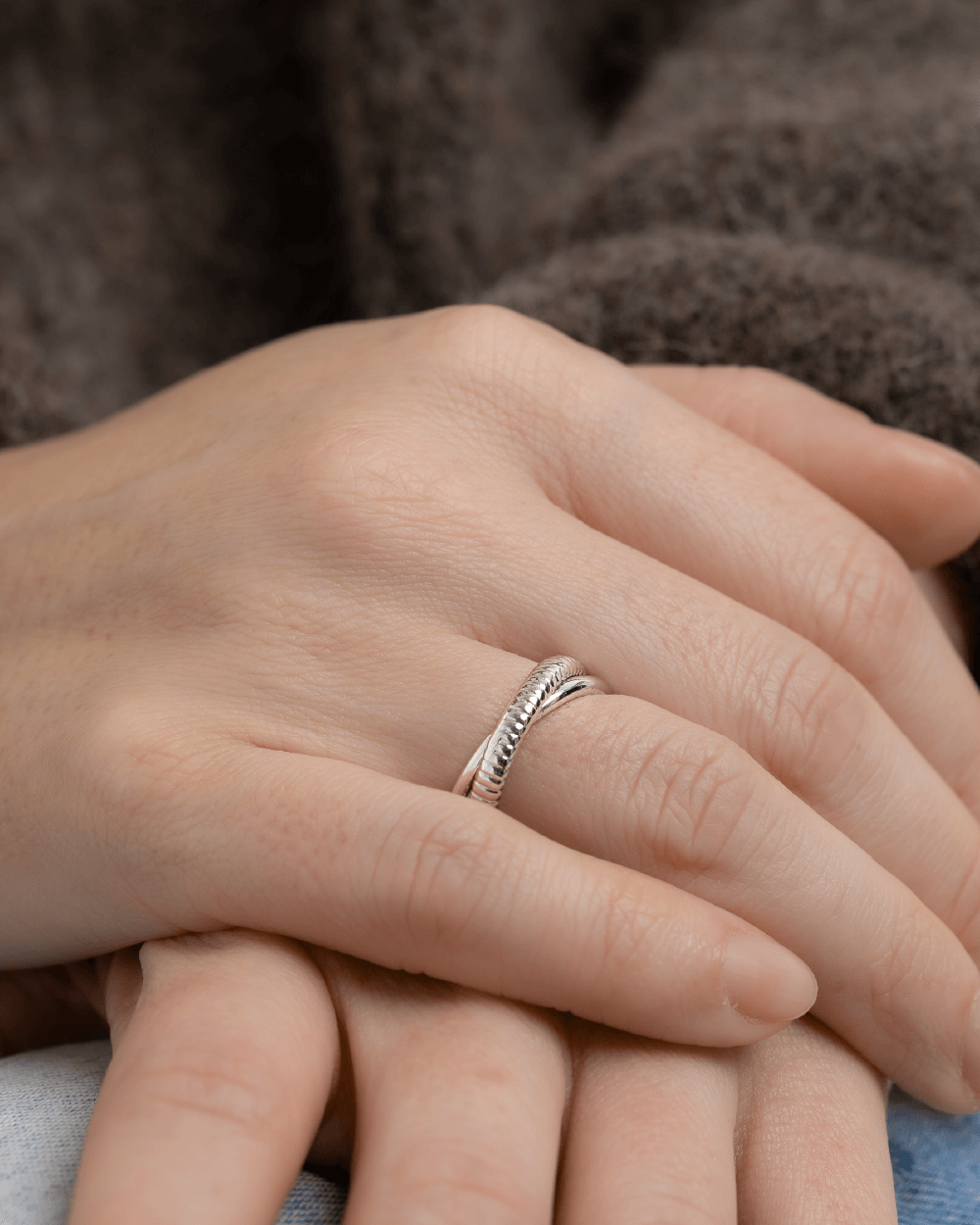 Nærbillede af Cascade Duo ring i sterlingsølv på modelhånd.