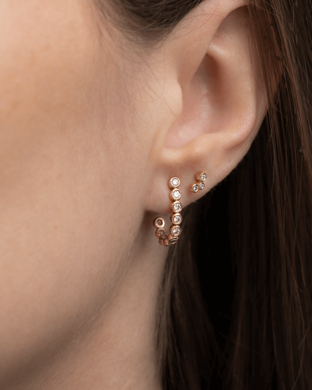 Model med Eclipse Trio og Eclipse Hoops øreringe i 14 kt guld med laboratorieskabte diamanter.