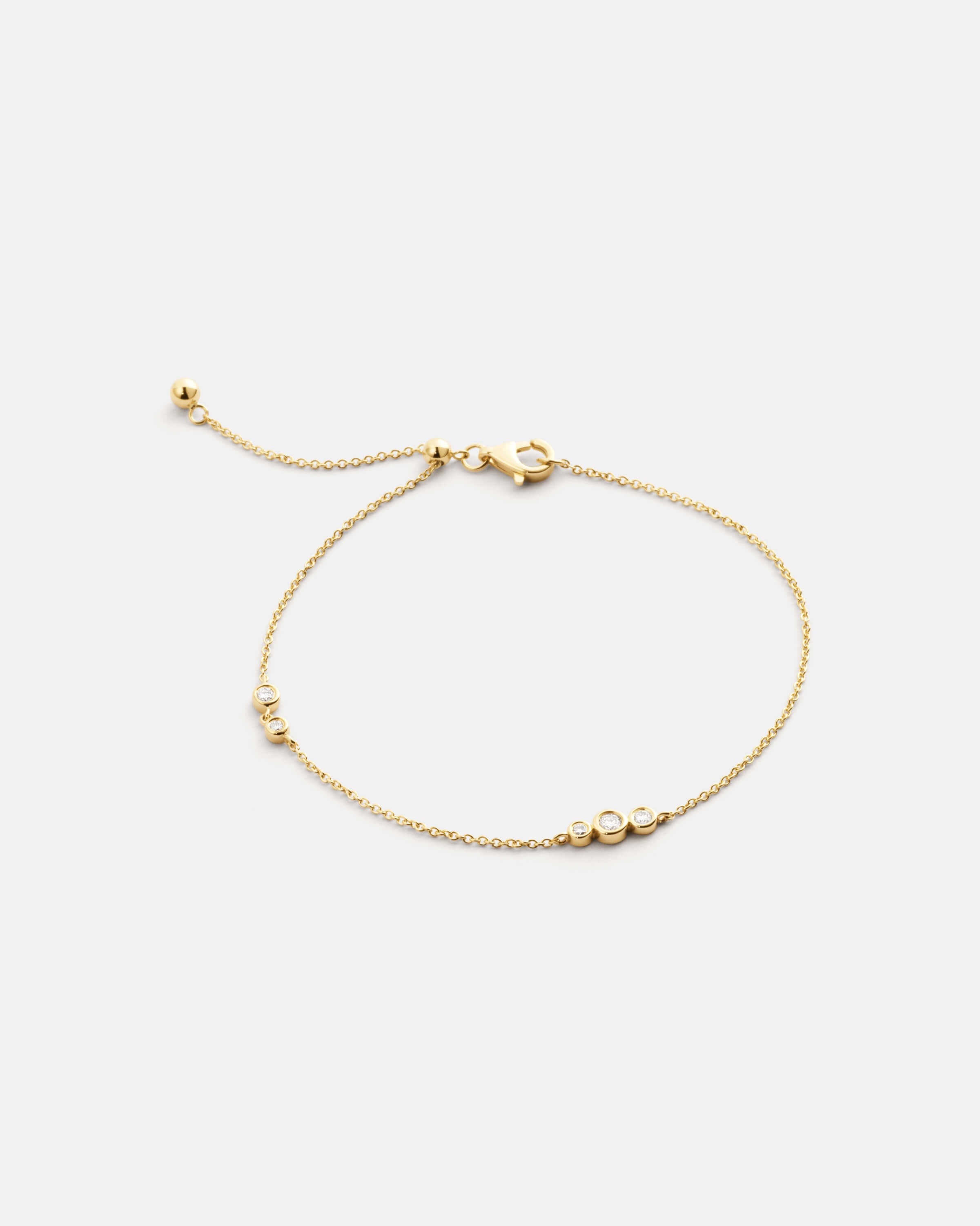 Produktbillede af Eclipse armbånd i 14 kt guld på lys baggrund.