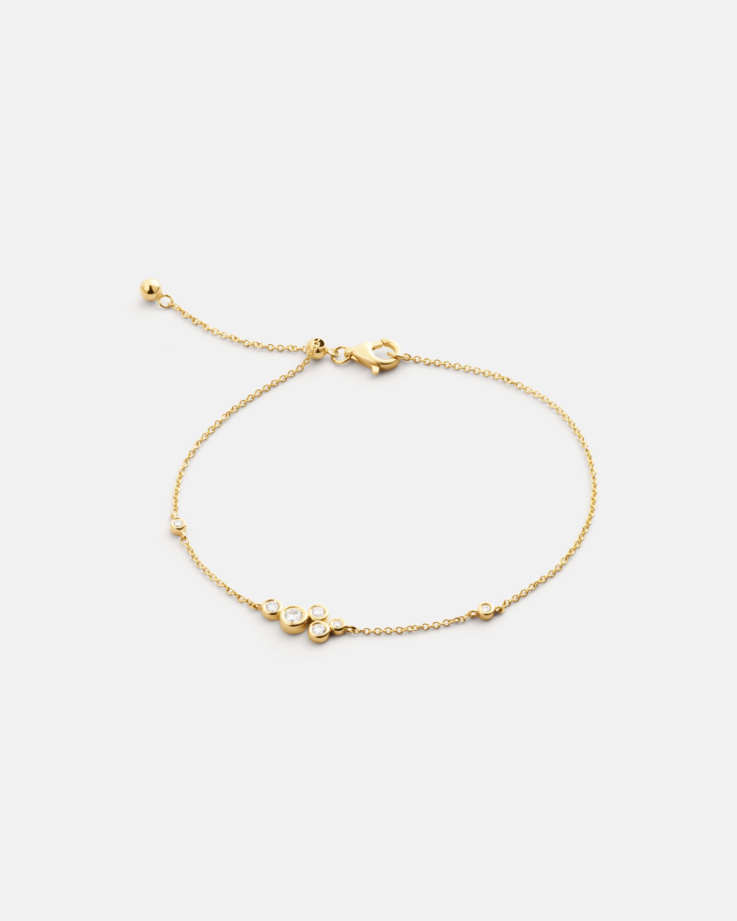 Produktbillede af Eclipse Cluster armbånd i 14 kt guld på lys baggrund.