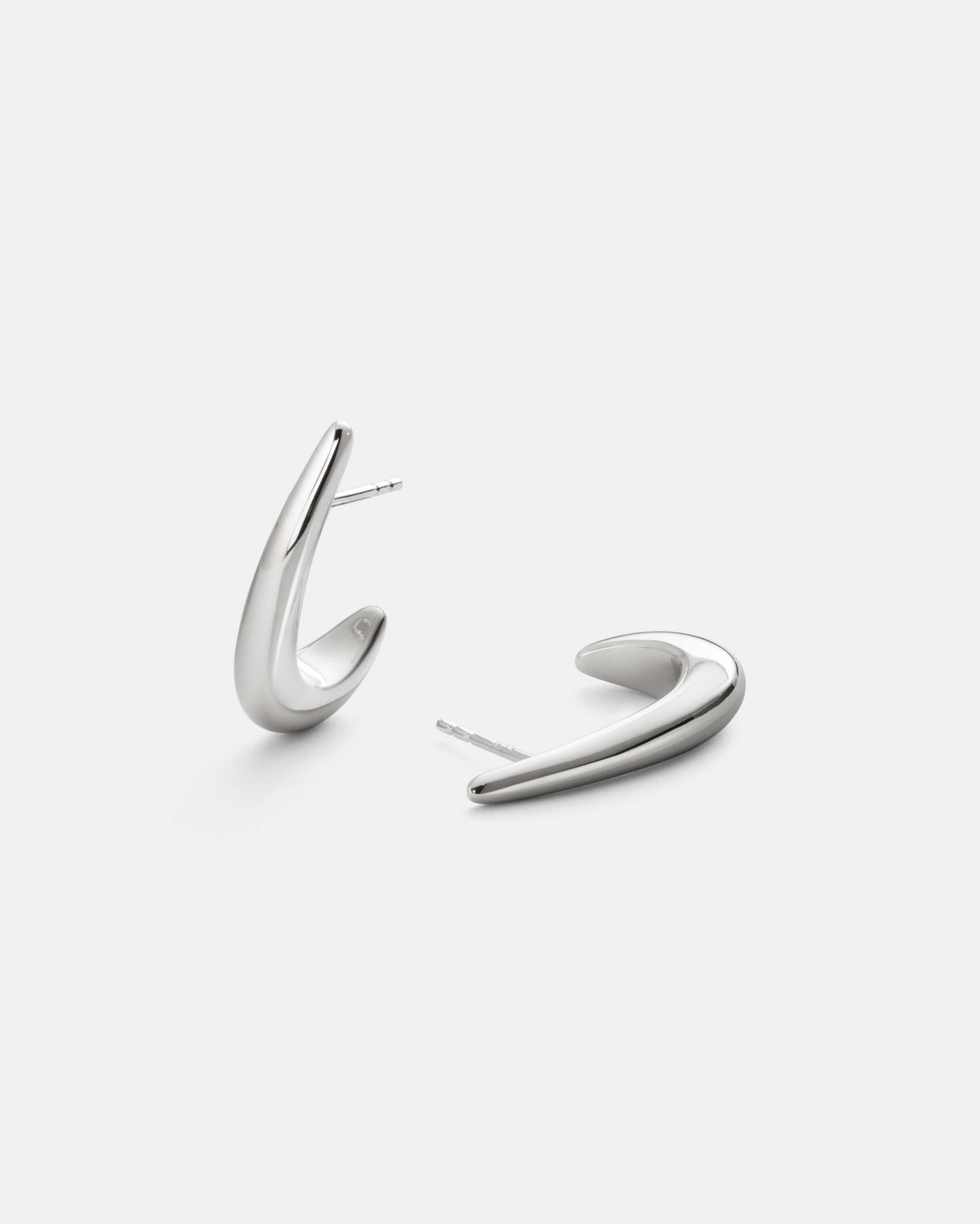 Produktbillede af Serene øreringe i sterlingsølv på lys baggrund.