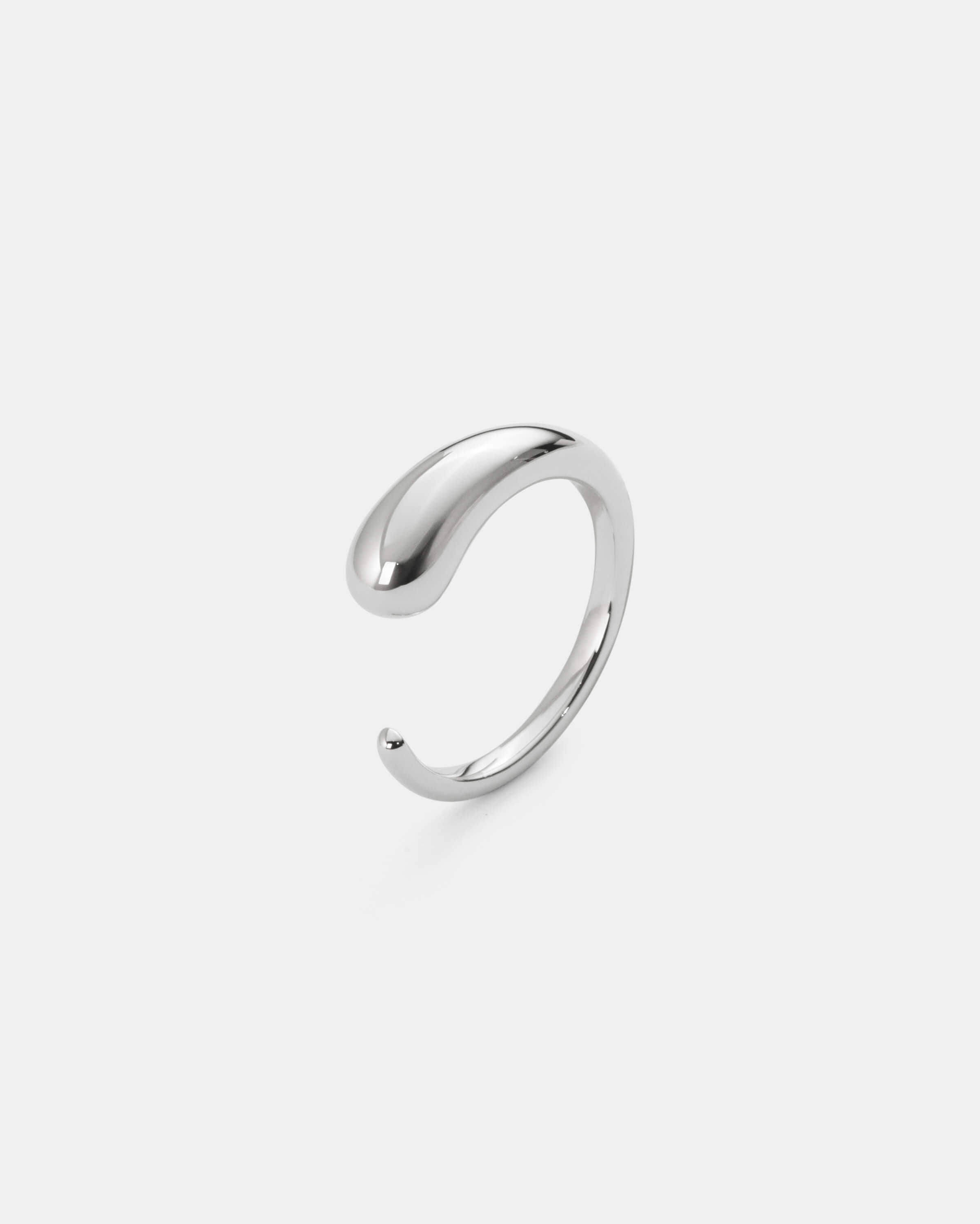 Produktbillede af Serene ring i sterlingsølv på lys baggrund.