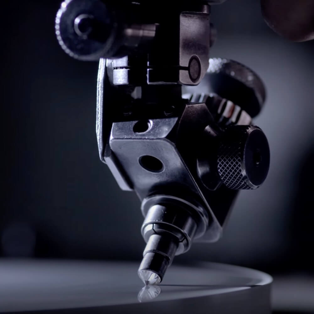 Polering af diamant med præcisionsmaskine i nærbillede.