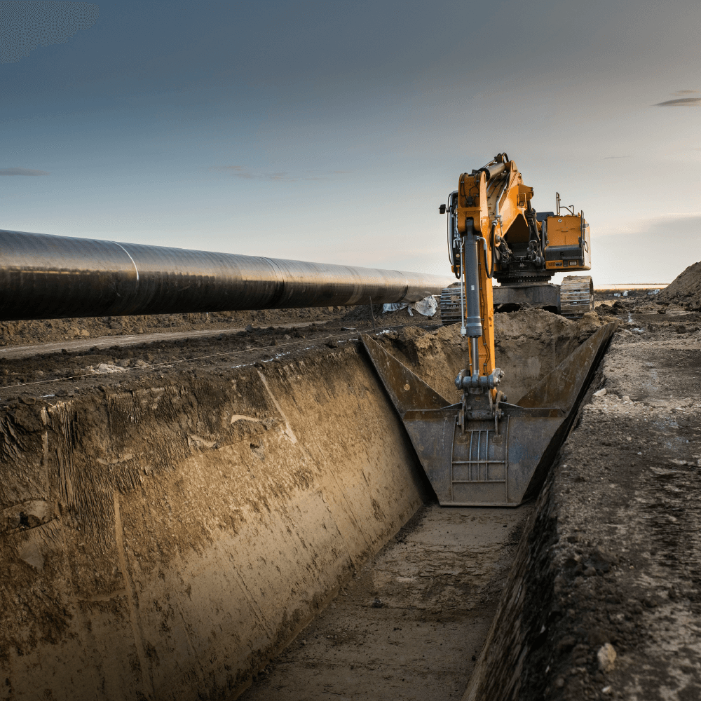 Gravemaskine, der udgraver en bred rende i et industrielt mineområde.