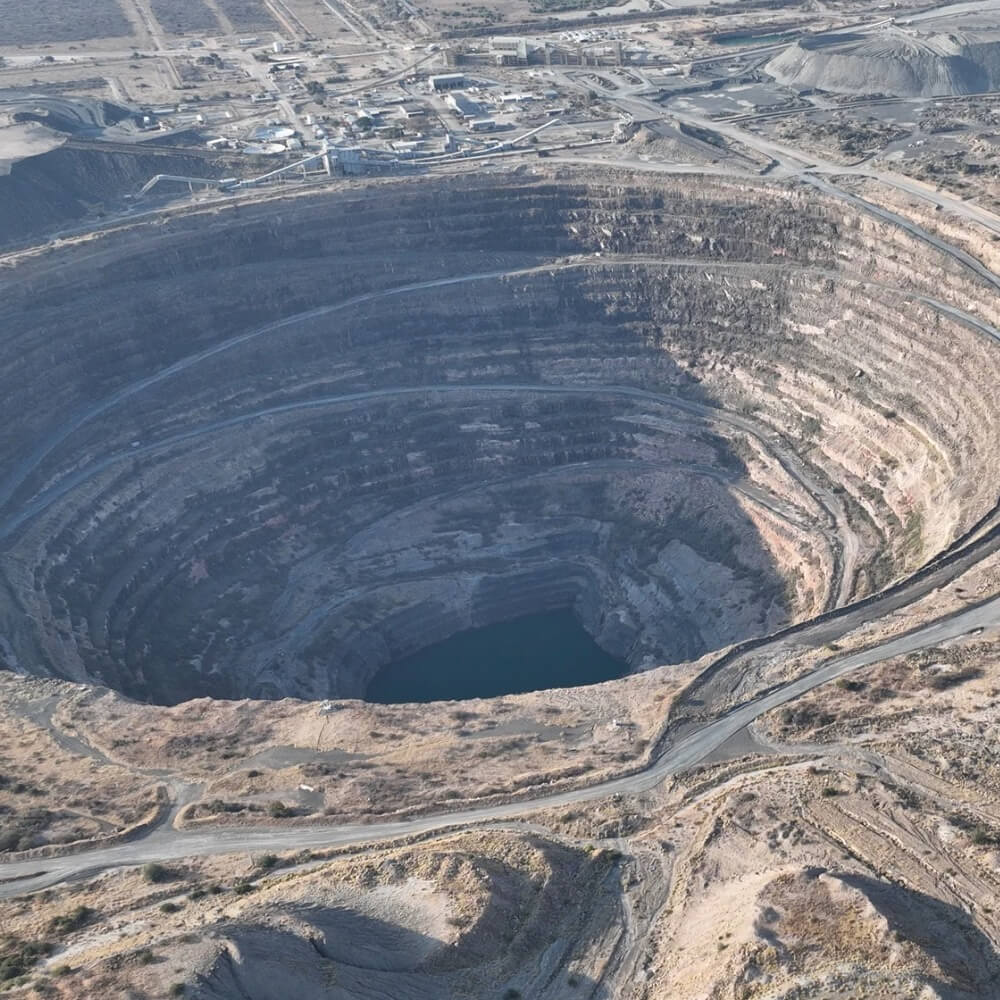 Luftfoto af stor afrikansk mine med forskellige udgravningsniveauer.