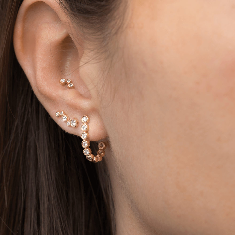 Model med Eclipse øreringe i 14 kt guld med laboratorieskabte diamanter.