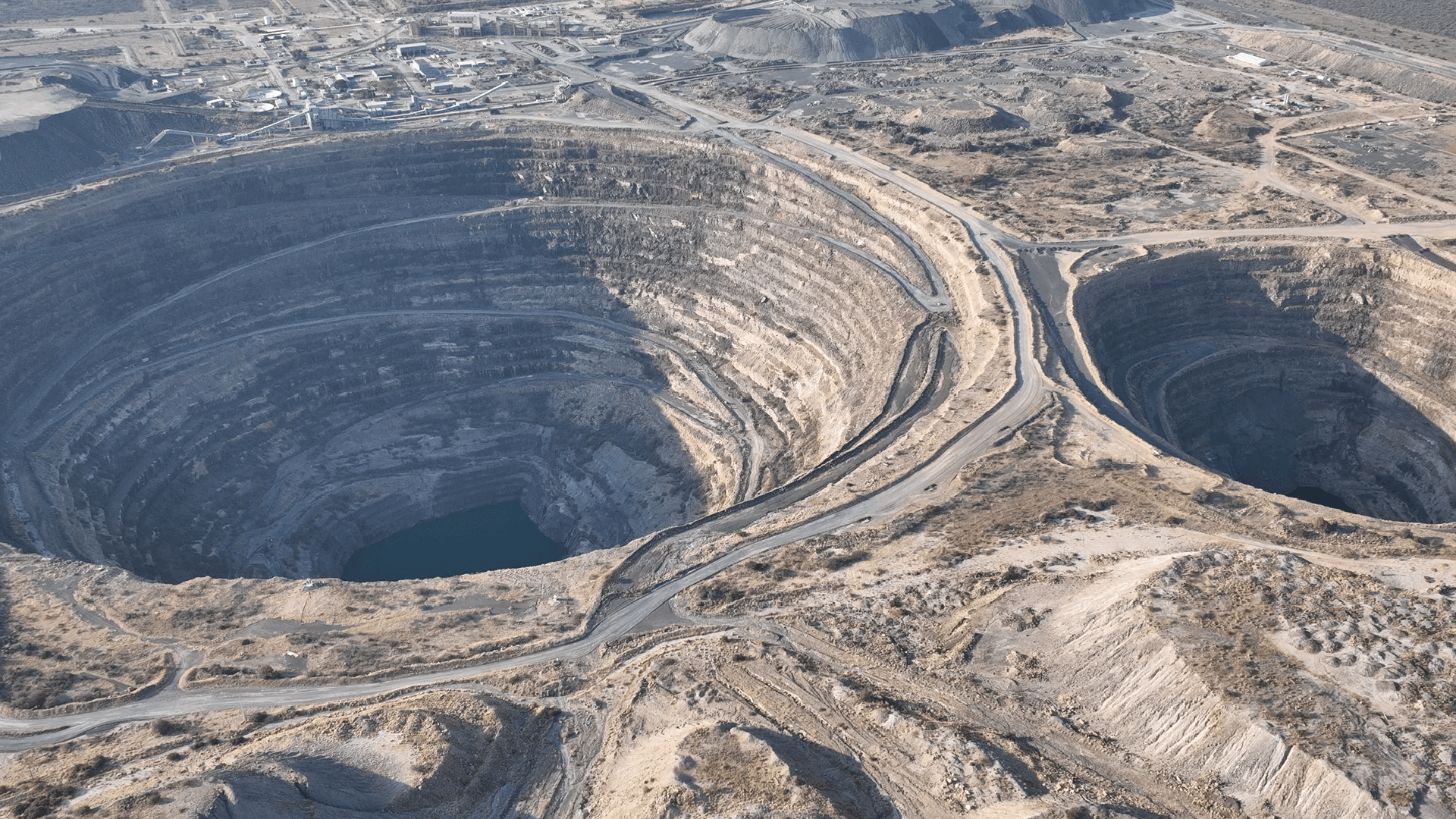 Luftfoto af en stor mineudgravning.