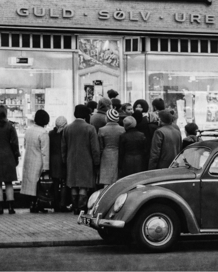 Mennesker foran en guldsmedforretning.