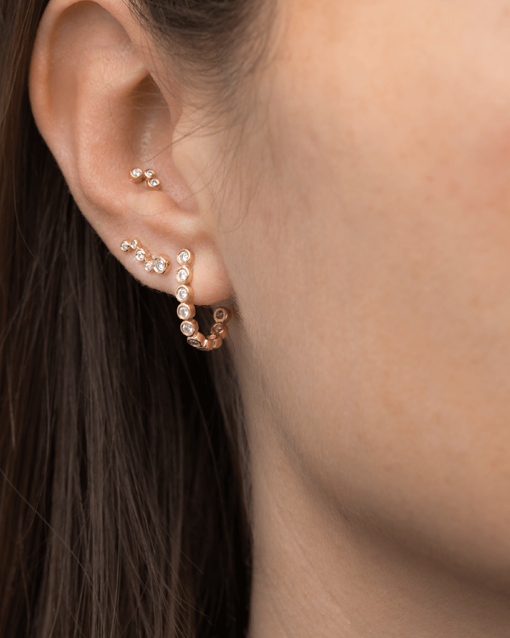 Model med Eclipse øreringe i 14 kt guld med laboratorieskabte diamanter.