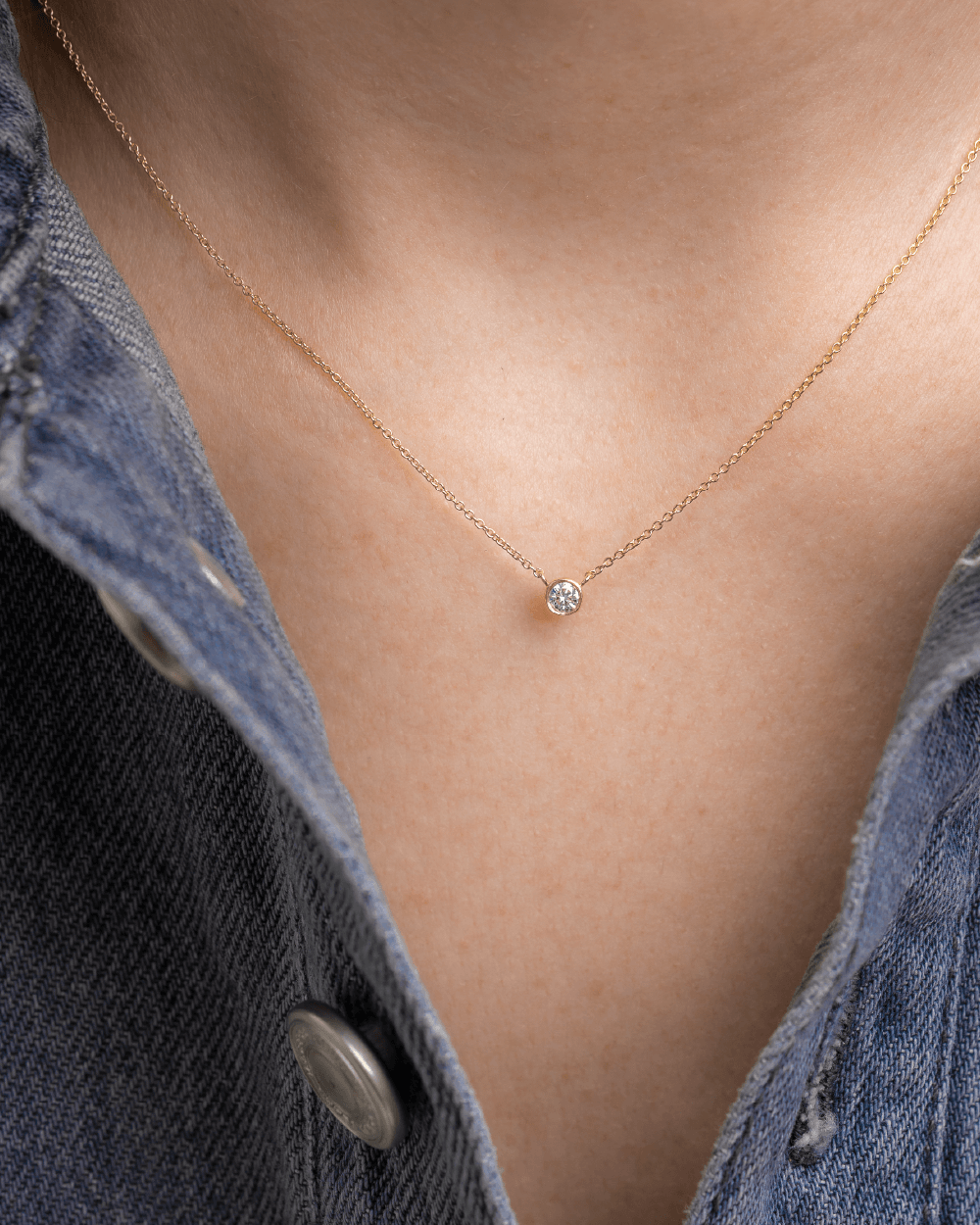 Model med Eclipse Solitaire halskæde i 14 kt guld med en enkelt laboratorieskabt diamant.