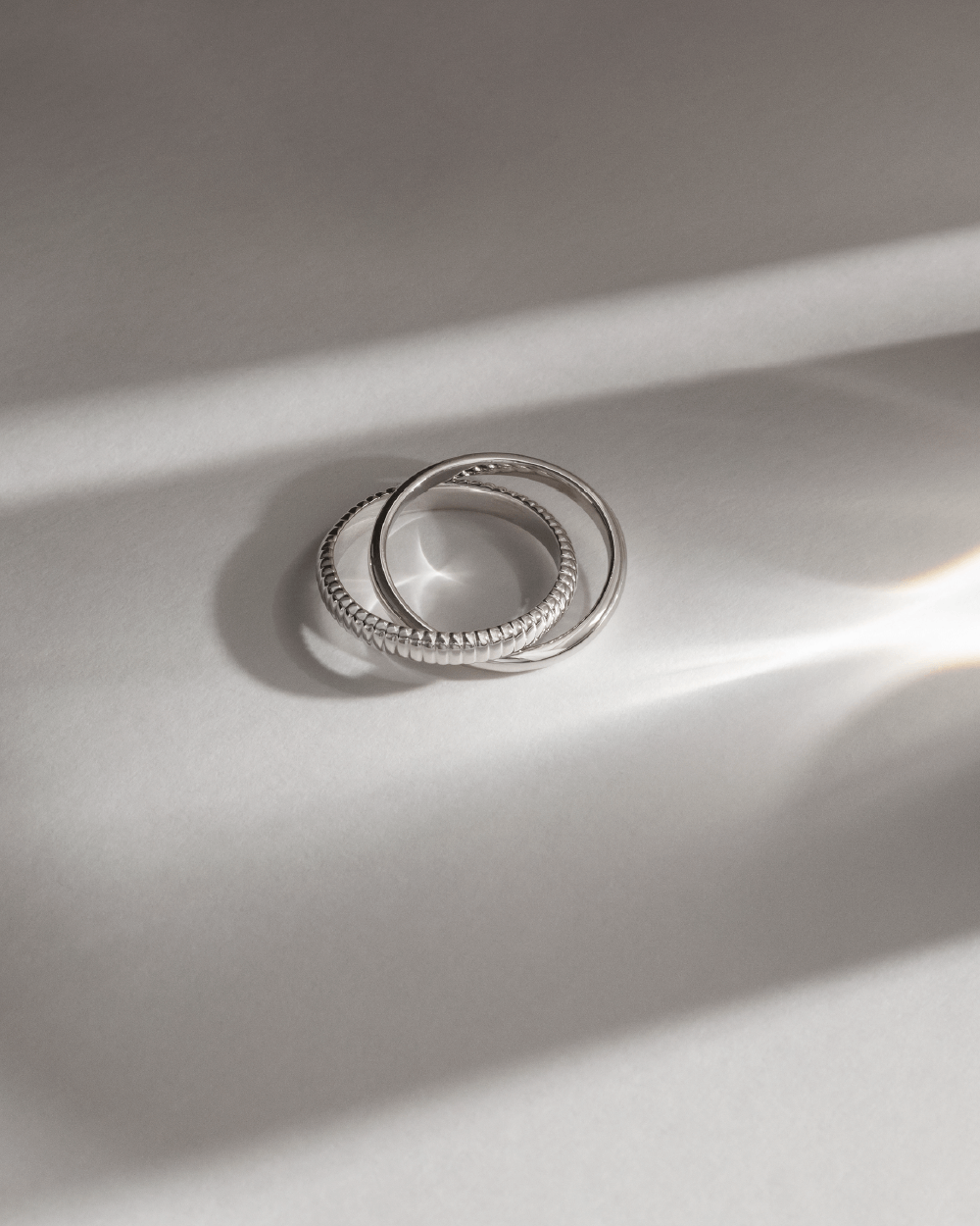 Softpack foto med en Orbis ring i sterlingsølv på lys baggund med lysreflektioner.