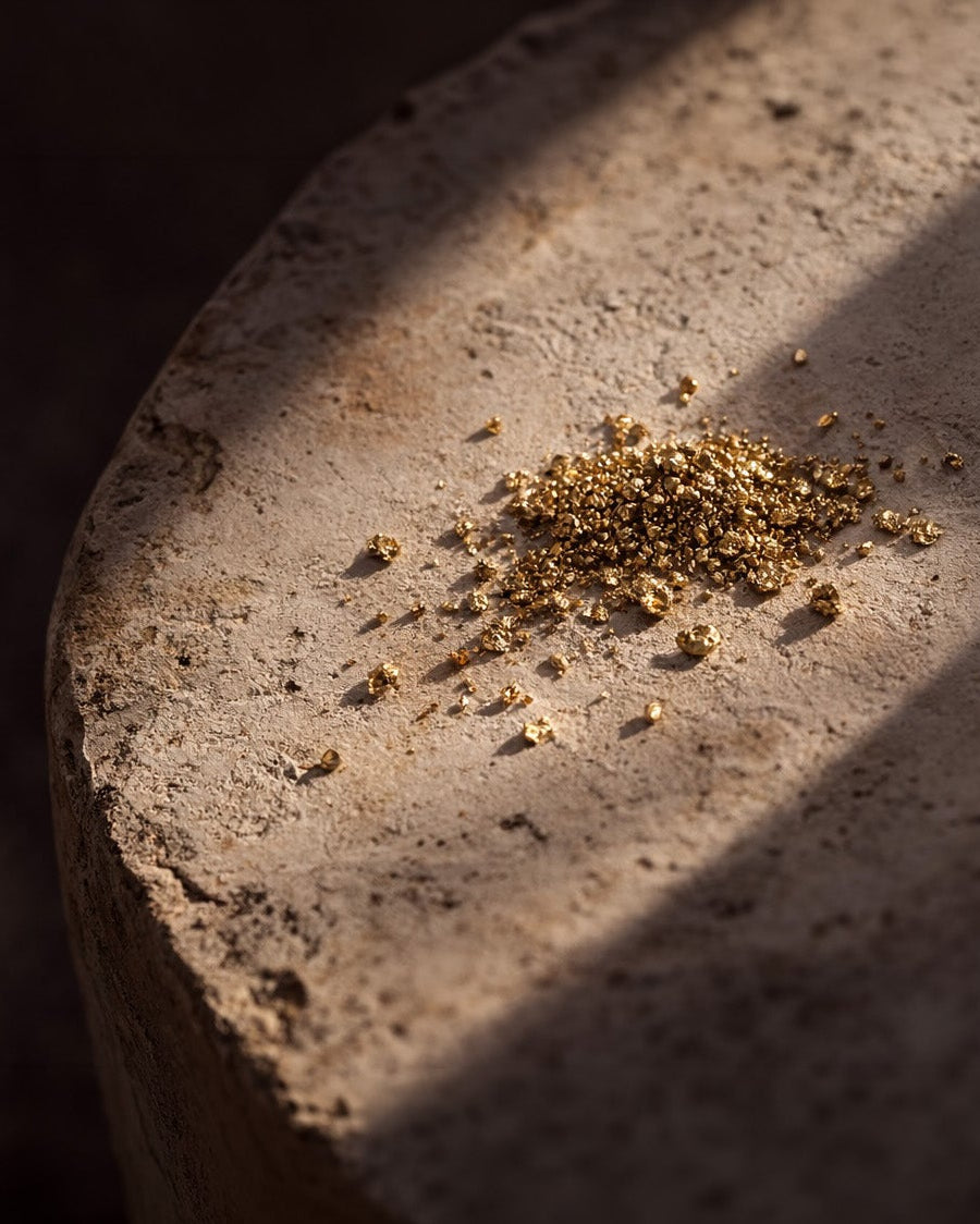 Guld granulat på en bordflade.