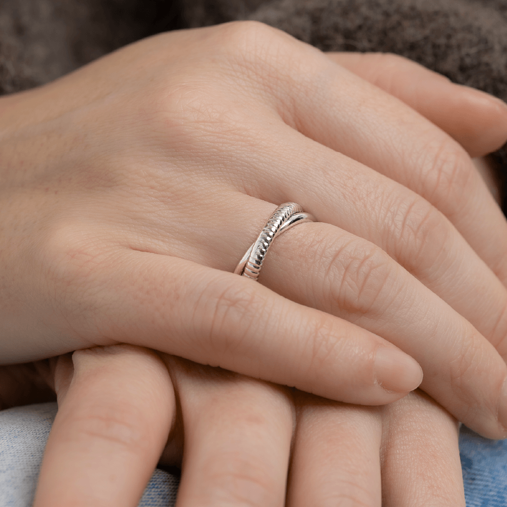 Nærbillede af Cascade Duo ring i sterlingsølv på modelhånd.