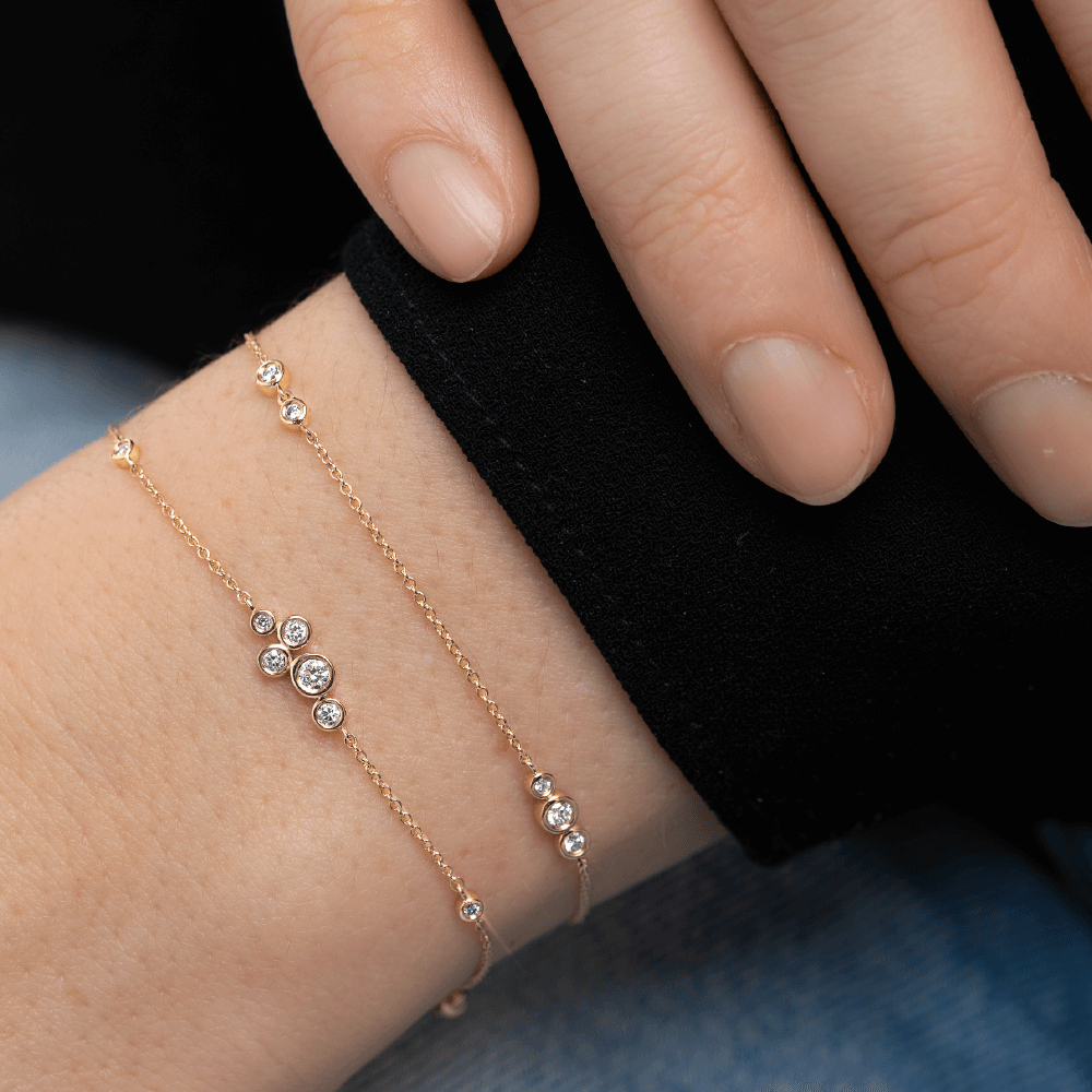 Model med to Eclipse armbånd i 14 kt guld med laboratorieskabte diamanter.