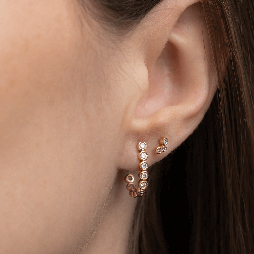 Model med Eclipse Trio og Eclipse Hoops øreringe i 14 kt guld med laboratorieskabte diamanter.