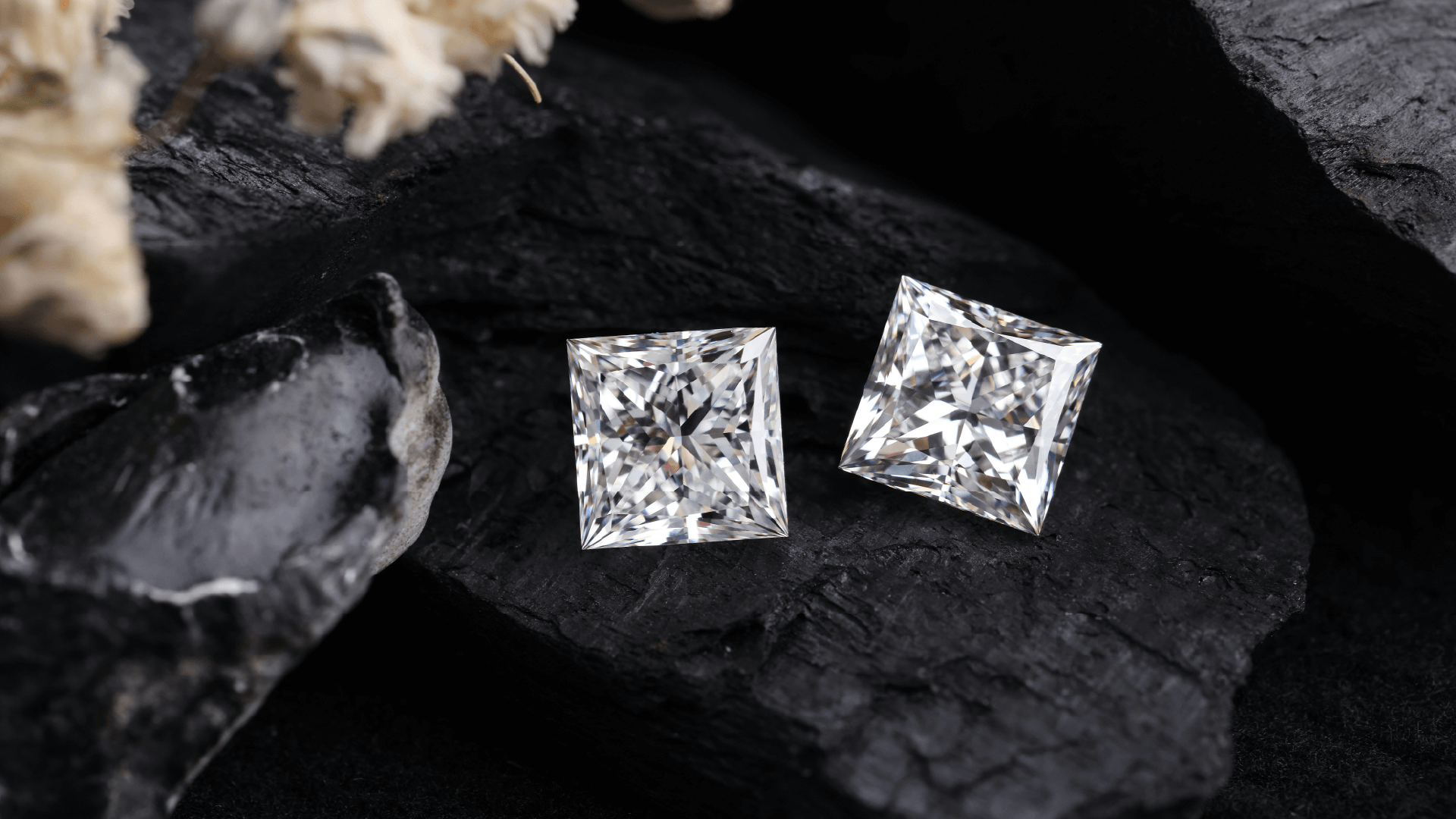 Firkantede princess-slebne laboratorieskabte diamanter på sort sten.