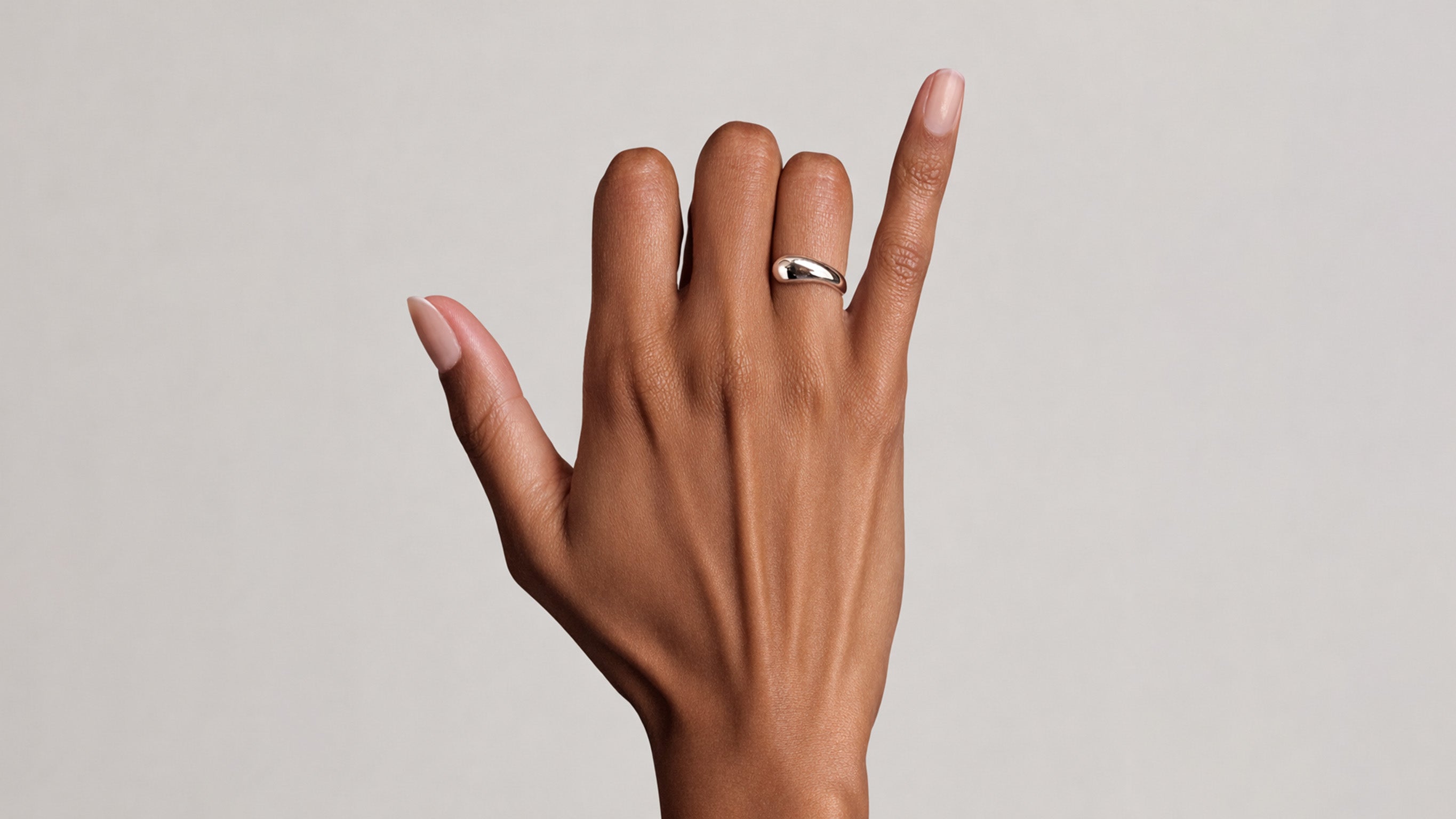 Hånd med Serene ringen i poleret sterlingsølv.