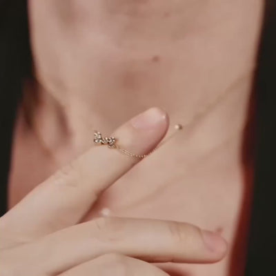 Video af modeller der bærer og styler Lemore smykker i guld og sølv.