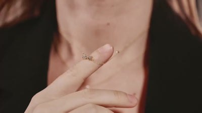 Video af modeller der bærer og styler Lemore smykker i guld og sølv.